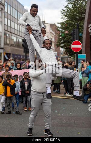 Belfast, Royaume-Uni. 19 août 2023. Le défilé du Carnaval Mela a navigué depuis Writer's Square, Belfast, avec 1000 participants représentant plus de 20 groupes culturels différents dans leurs costumes traditionnels. Le Mela célèbre la diversité culturelle de l'Irlande du Nord. Crédit : Bonzo/Alamy Live News Banque D'Images