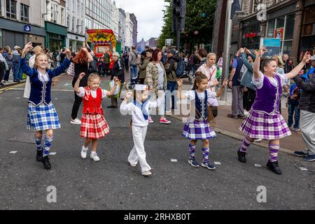 Belfast, Royaume-Uni. 19 août 2023. Le défilé du Carnaval Mela a navigué depuis Writer's Square, Belfast, avec 1000 participants représentant plus de 20 groupes culturels différents dans leurs costumes traditionnels. Le Mela célèbre la diversité culturelle de l'Irlande du Nord. Crédit : Bonzo/Alamy Live News Banque D'Images