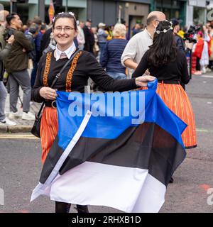 Belfast, Royaume-Uni. 19 août 2023. Le défilé du Carnaval Mela a navigué depuis Writer's Square, Belfast, avec 1000 participants représentant plus de 20 groupes culturels différents dans leurs costumes traditionnels. Le Mela célèbre la diversité culturelle de l'Irlande du Nord. Crédit : Bonzo/Alamy Live News Banque D'Images