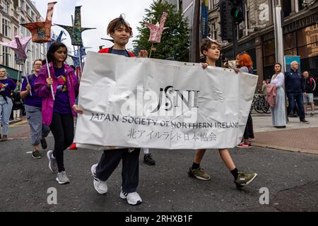 Belfast, Royaume-Uni. 19 août 2023. Le défilé du Carnaval Mela a navigué depuis Writer's Square, Belfast, avec 1000 participants représentant plus de 20 groupes culturels différents dans leurs costumes traditionnels. Le Mela célèbre la diversité culturelle de l'Irlande du Nord. Crédit : Bonzo/Alamy Live News Banque D'Images
