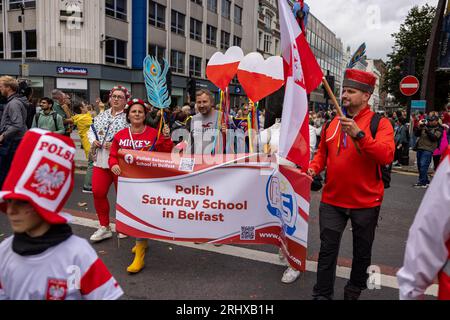 Belfast, Royaume-Uni. 19 août 2023. Le défilé du Carnaval Mela a navigué depuis Writer's Square, Belfast, avec 1000 participants représentant plus de 20 groupes culturels différents dans leurs costumes traditionnels. Le Mela célèbre la diversité culturelle de l'Irlande du Nord. Crédit : Bonzo/Alamy Live News Banque D'Images