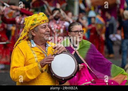 Belfast, Royaume-Uni. 19 août 2023. Le défilé du Carnaval Mela a navigué depuis Writer's Square, Belfast, avec 1000 participants représentant plus de 20 groupes culturels différents dans leurs costumes traditionnels. Le Mela célèbre la diversité culturelle de l'Irlande du Nord. Crédit : Bonzo/Alamy Live News Banque D'Images