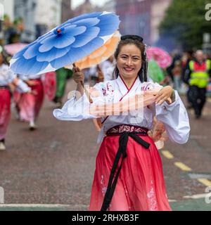 Belfast, Royaume-Uni. 19 août 2023. Le défilé du Carnaval Mela a navigué depuis Writer's Square, Belfast, avec 1000 participants représentant plus de 20 groupes culturels différents dans leurs costumes traditionnels. Le Mela célèbre la diversité culturelle de l'Irlande du Nord. Crédit : Bonzo/Alamy Live News Banque D'Images