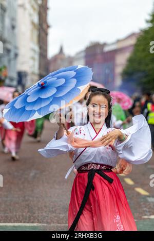 Belfast, Royaume-Uni. 19 août 2023. Le défilé du Carnaval Mela a navigué depuis Writer's Square, Belfast, avec 1000 participants représentant plus de 20 groupes culturels différents dans leurs costumes traditionnels. Le Mela célèbre la diversité culturelle de l'Irlande du Nord. Crédit : Bonzo/Alamy Live News Banque D'Images