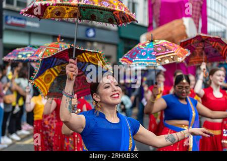 Belfast, Royaume-Uni. 19 août 2023. Le défilé du Carnaval Mela a navigué depuis Writer's Square, Belfast, avec 1000 participants représentant plus de 20 groupes culturels différents dans leurs costumes traditionnels. Le Mela célèbre la diversité culturelle de l'Irlande du Nord. Crédit : Bonzo/Alamy Live News Banque D'Images