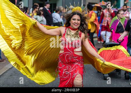 Belfast, Royaume-Uni. 19 août 2023. Le défilé du Carnaval Mela a navigué depuis Writer's Square, Belfast, avec 1000 participants représentant plus de 20 groupes culturels différents dans leurs costumes traditionnels. Le Mela célèbre la diversité culturelle de l'Irlande du Nord. Crédit : Bonzo/Alamy Live News Banque D'Images