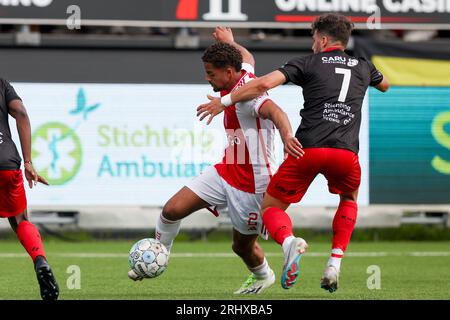 Rotterdam, pays-Bas. 19 août 2023. ROTTERDAM, PAYS-BAS - 19 AOÛT : Devyne Rensch de l'AFC Ajax se bat pour le ballon avec Lazaros Lamprou de l'Excelsior Rotterdam lors du match néerlandais d'Eredivisie entre l'Excelsior Rotterdam et l'AFC Ajax au Van Donge & de Roo Stadion le 19 août 2023 à Rotterdam, pays-Bas. (Photo Hans van der Valk/Orange Pictures) crédit : Orange pics BV/Alamy Live News Banque D'Images