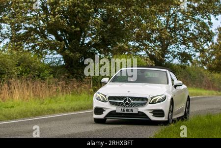 Woburn, Beds, UK - 19 août 2023 : 2019 Mercedes Benz E 220D AMG Line car voyageant sur une route de campagne anglaise. Banque D'Images