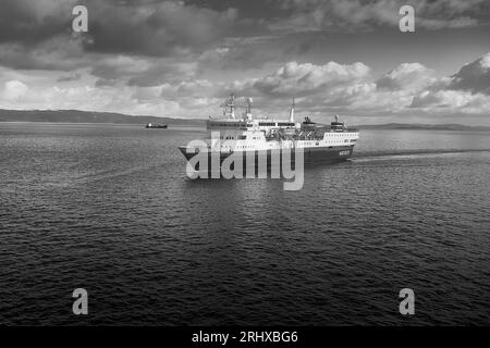 Moody photo noir et blanc du ferry norvégien Hurtigruten, MS VESTERALEN, naviguant vers le sud dans le fjord de Trondheim (Trondheimsfjorden), Norvège. Banque D'Images