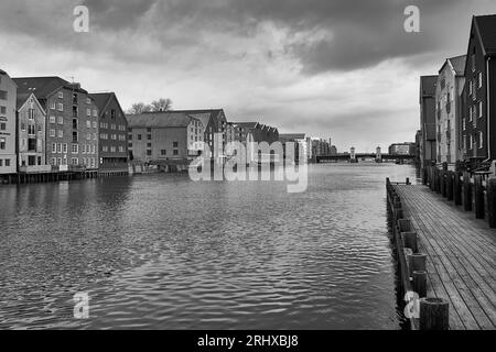 Moody Noir et blanc photo des entrepôts historiques restaurés sur la rivière Nidelva, Bakklandet, Trondheim, Norvège. 3 mai 2023. Banque D'Images