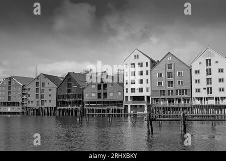 Moody Noir et blanc photo des entrepôts riverains restaurés sur la rivière Nidelva, Bakklandet, Trondheim, Norvège. 3 mai 2023. Banque D'Images