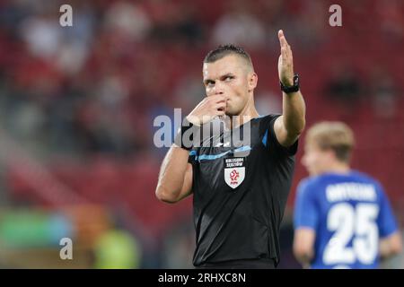 Cracovie, Pologne. 18 août 2023. L'arbitre Marcin Szczerbowicz de Pologne vu lors du match de football Fortuna 1 Ligue polonaise 2023/2024 entre Wisla Krakow et Odra Opole au stade municipal de Cracovie. Score final ; Wisla Krakow 1:3 Odra Opole. (Photo Grzegorz Wajda/SOPA Images/Sipa USA) crédit : SIPA USA/Alamy Live News Banque D'Images