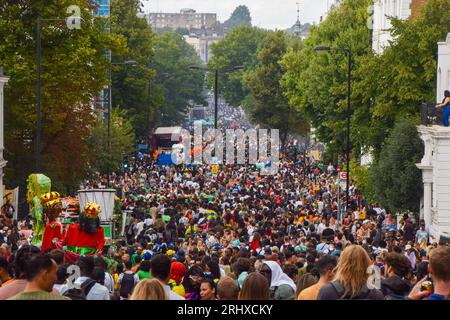 Londres, Royaume-Uni. 29th août 2022. La foule s'emboîte dans les rues le deuxième jour alors que le carnaval de Notting Hill revient après deux ans d'absence. Banque D'Images