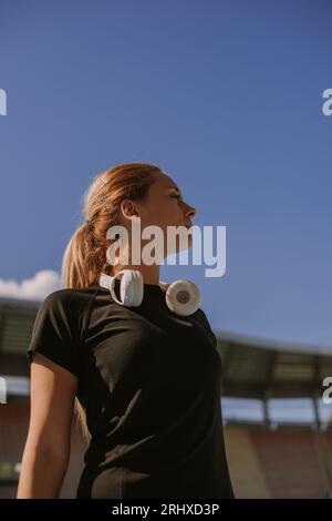 Belle fille profitant de la journée tout en se reposant après la course Banque D'Images