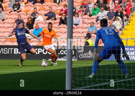 CJ Hamilton #22 de Blackpool affronte Theo Archibald #11 de Leyton Orient lors du match Sky Bet League 1 Blackpool vs Leyton Orient à Bloomfield Road, Blackpool, Royaume-Uni, le 19 août 2023 (photo Steve Flynn/News Images) Banque D'Images