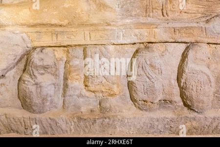 Nécropole de KOM el Shogafa, tombeau principal, pièce principale, niche centrale, scène centrale : canopes, sous le lit d'embaumement. Banque D'Images