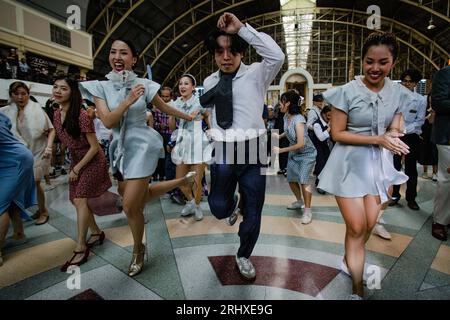 19 août 2023, Bangkok, Bangkok, Thaïlande : août, 19 2023, les gens dansent le swing lors d'une soirée de danse swing sur le thème vintage à la gare de Hua Lamphong à Bangkok. Des centaines d'amateurs de danse thaïlandaises et étrangères vêtus de costumes de style rétro ont transformé le hall des passagers de la gare centenaire de Bangkok en piste de danse d'une soirée de danse swing inspirée des années 1930 avec de la musique swing jazz visant à promouvoir les danses sociales. La soirée de danse swing est organisée par Bangkok Swing, une communauté de danseurs de swing locaux et étrangers. (Image de crédit : © Wissarut Weerasopon/ZUMA Press Wire) EDITEUR Banque D'Images