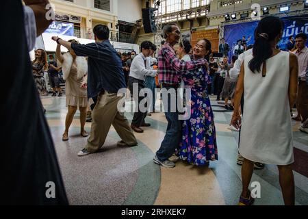 19 août 2023, Bangkok, Bangkok, Thaïlande : août, 19 2023, les gens dansent le swing lors d'une soirée de danse swing sur le thème vintage à la gare de Hua Lamphong à Bangkok. Des centaines d'amateurs de danse thaïlandaises et étrangères vêtus de costumes de style rétro ont transformé le hall des passagers de la gare centenaire de Bangkok en piste de danse d'une soirée de danse swing inspirée des années 1930 avec de la musique swing jazz visant à promouvoir les danses sociales. La soirée de danse swing est organisée par Bangkok Swing, une communauté de danseurs de swing locaux et étrangers. (Image de crédit : © Wissarut Weerasopon/ZUMA Press Wire) EDITEUR Banque D'Images