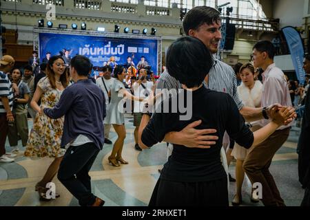 19 août 2023, Bangkok, Bangkok, Thaïlande : août, 19 2023, les gens dansent le swing lors d'une soirée de danse swing sur le thème vintage à la gare de Hua Lamphong à Bangkok. Des centaines d'amateurs de danse thaïlandaises et étrangères vêtus de costumes de style rétro ont transformé le hall des passagers de la gare centenaire de Bangkok en piste de danse d'une soirée de danse swing inspirée des années 1930 avec de la musique swing jazz visant à promouvoir les danses sociales. La soirée de danse swing est organisée par Bangkok Swing, une communauté de danseurs de swing locaux et étrangers. (Image de crédit : © Wissarut Weerasopon/ZUMA Press Wire) EDITEUR Banque D'Images