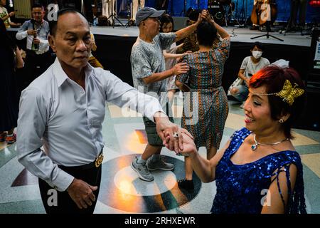 19 août 2023, Bangkok, Bangkok, Thaïlande : août, 19 2023, les gens dansent le swing lors d'une soirée de danse swing sur le thème vintage à la gare de Hua Lamphong à Bangkok. Des centaines d'amateurs de danse thaïlandaises et étrangères vêtus de costumes de style rétro ont transformé le hall des passagers de la gare centenaire de Bangkok en piste de danse d'une soirée de danse swing inspirée des années 1930 avec de la musique swing jazz visant à promouvoir les danses sociales. La soirée de danse swing est organisée par Bangkok Swing, une communauté de danseurs de swing locaux et étrangers. (Image de crédit : © Wissarut Weerasopon/ZUMA Press Wire) EDITEUR Banque D'Images