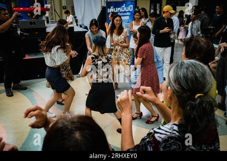 19 août 2023, Bangkok, Bangkok, Thaïlande : août, 19 2023, les gens dansent le swing lors d'une soirée de danse swing sur le thème vintage à la gare de Hua Lamphong à Bangkok. Des centaines d'amateurs de danse thaïlandaises et étrangères vêtus de costumes de style rétro ont transformé le hall des passagers de la gare centenaire de Bangkok en piste de danse d'une soirée de danse swing inspirée des années 1930 avec de la musique swing jazz visant à promouvoir les danses sociales. La soirée de danse swing est organisée par Bangkok Swing, une communauté de danseurs de swing locaux et étrangers. (Image de crédit : © Wissarut Weerasopon/ZUMA Press Wire) EDITEUR Banque D'Images