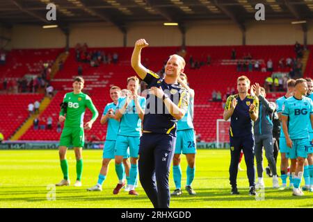 Oakwell Stadium, Barnsley, Angleterre - 19 août 2023 le Manager de Liam Manning d'Oxford célèbre avec les fans d'Oxford United - après le match Barnsley v Oxford United, Sky Bet League One, 2023/24, Oakwell Stadium, Barnsley, Angleterre - 19 août 2023 crédit : Mathew Marsden/WhiteRosePhotos/Alamy Live News Banque D'Images