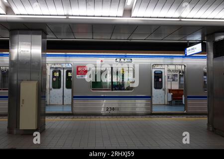 Osaka, Japon. 16 mars 2023. Le dernier train sur la ligne Yotsubashi-sen du métro d'Osaka arrive à la gare de Namba (Namba-eki) après minuit. Les transports publics au Japon ferment régulièrement la nuit pour permettre l'entretien des voies et des tunnels, ce qui permet un niveau de sécurité élevé et la qualité de service des chemins de fer et des trains japonais sont réputés dans le monde entier pour livrer aux navetteurs, aux voyageurs et aux touristes. (Image de crédit : © Taidgh Barron/ZUMA Press Wire) USAGE ÉDITORIAL SEULEMENT! Non destiné à UN USAGE commercial ! Banque D'Images