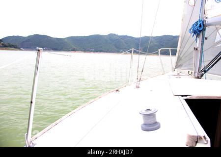 Les parties d'un voilier qui navigue sur le lac avec les voiles, la proue, la poupe, la bâche, le mât, gouvernail, girouette Banque D'Images