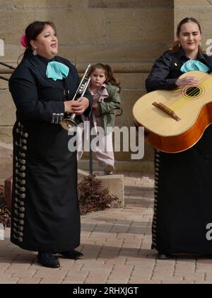 Les membres d'un groupe de mariachi se produisent à Santa Fe, au Nouveau-Mexique. Banque D'Images