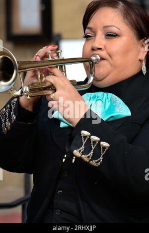 Les membres d'un groupe de mariachi se produisent à Santa Fe, au Nouveau-Mexique. Banque D'Images