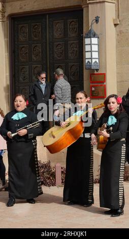 Les membres d'un groupe de mariachi se produisent à Santa Fe, au Nouveau-Mexique. Banque D'Images