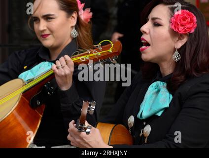 Les membres d'un groupe de mariachi se produisent à Santa Fe, au Nouveau-Mexique. Banque D'Images