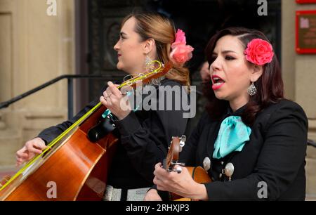 Les membres d'un groupe de mariachi se produisent à Santa Fe, au Nouveau-Mexique. Banque D'Images