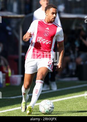 Rotterdam, pays-Bas. 19 août 2023. ROTTERDAM, PAYS-BAS - 19 AOÛT : Devyne Rensch de l'AFC Ajax court avec le ballon lors du match néerlandais d'Eredivisie entre l'Excelsior Rotterdam et l'AFC Ajax au Van Donge & de Roo Stadion le 19 août 2023 à Rotterdam, pays-Bas. (Photo Hans van der Valk/Orange Pictures) crédit : Orange pics BV/Alamy Live News Banque D'Images