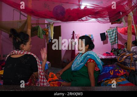 Des femmes enceintes Meitei sont assises au camp de secours de Khuman Lampak à Imphal. Les affrontements entre les Meiteis et les Kukis ont causé de grandes difficultés à la population locale et ont conduit de nombreuses personnes à quitter leurs foyers. Plus de 50 000 000 personnes ont été contraintes de quitter leur foyer pour se sauver et sauver les membres de leur famille. Banque D'Images