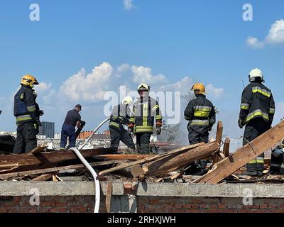 Tchernihiv, Ukraine. 19 août 2023. Les pompiers ukrainiens travaillent sur le site d'une frappe de missile à Tchernihiv, le 19 août 2023. Le ministère ukrainien de l'intérieur a déclaré que sept tués et 90 blessés dans l'attaque russe sur la place centrale de Tchernihiv, y compris le théâtre et l'université. Photo du Service d'urgence de l'Ukraine/UPI crédit : UPI/Alamy Live News Banque D'Images