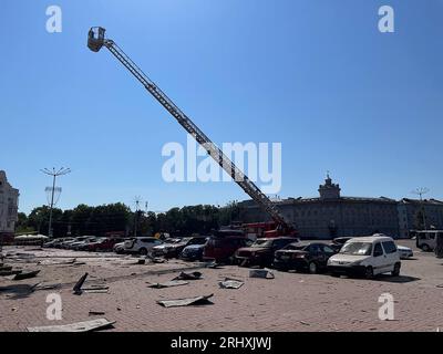 Tchernihiv, Ukraine. 19 août 2023. Les pompiers ukrainiens travaillent sur le site d’une frappe de missile à Tchernihiv, le samedi 19 août 2023. Le ministère ukrainien de l'intérieur a déclaré que sept tués et 90 blessés dans l'attaque russe sur la place centrale de Tchernihiv, y compris le théâtre et l'université. Photo du Service d'urgence de l'Ukraine/UPI crédit : UPI/Alamy Live News Banque D'Images