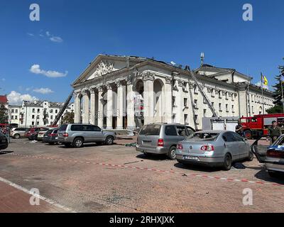 Tchernihiv, Ukraine. 19 août 2023. Les pompiers ukrainiens travaillent sur le site d'une frappe de missile à Tchernihiv, le 19 août 2023. Le ministère ukrainien de l'intérieur a déclaré que sept tués et 90 blessés dans l'attaque russe sur la place centrale de Tchernihiv, y compris le théâtre et l'université. Photo du Service d'urgence de l'Ukraine/UPI crédit : UPI/Alamy Live News Banque D'Images