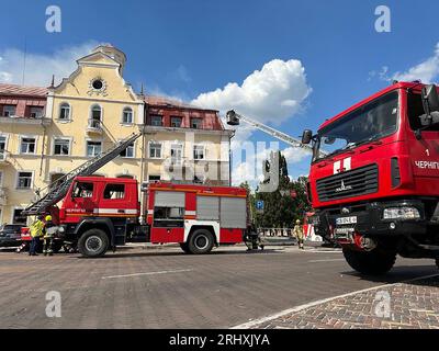 Tchernihiv, Ukraine. 19 août 2023. Les pompiers ukrainiens travaillent sur le site d'une frappe de missile à Tchernihiv, le 19 août 2023. Le ministère ukrainien de l'intérieur a déclaré que sept tués et 90 blessés dans l'attaque russe sur la place centrale de Tchernihiv, y compris le théâtre et l'université. Photo du Service d'urgence de l'Ukraine/UPI crédit : UPI/Alamy Live News Banque D'Images