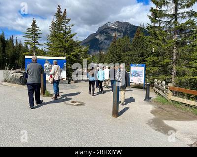 Field, BC Canada - 24 mai 2023 : les gens lisent le panneau pour les tunnels en spirale pour les trains dans le parc national Yoho au Canada. Banque D'Images