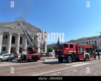 Tchernihiv, Ukraine. 19 août 2023. Les pompiers ukrainiens travaillent sur le site d'une frappe de missile à Tchernihiv, le 19 août 2023. Le ministère ukrainien de l'intérieur a déclaré que sept tués et 90 blessés dans l'attaque russe sur la place centrale de Tchernihiv, y compris le théâtre et l'université. Photo du Service d'urgence de l'Ukraine/UPI crédit : UPI/Alamy Live News Banque D'Images