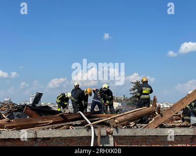 Tchernihiv, Ukraine. 19 août 2023. Les pompiers ukrainiens travaillent sur le site d'une frappe de missile à Tchernihiv, le 19 août 2023. Le ministère ukrainien de l'intérieur a déclaré que sept tués et 90 blessés dans l'attaque russe sur la place centrale de Tchernihiv, y compris le théâtre et l'université. Photo du Service d'urgence de l'Ukraine/UPI crédit : UPI/Alamy Live News Banque D'Images