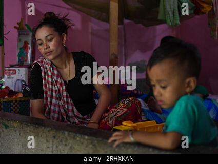 Imphal, Manipur, Inde. 9 août 2023. Une femme Meitei enceinte est assise avec son fils au camp de secours de Khuman Lampak à Imphal. Les affrontements entre les Meiteis et les Kukis ont causé de grandes difficultés à la population locale et ont conduit de nombreuses personnes à quitter leurs foyers. Plus de 50 000 000 personnes ont été contraintes de quitter leur foyer pour se sauver et sauver les membres de leur famille. (Image de crédit : © Biplov Bhuyan/SOPA Images via ZUMA Press Wire) USAGE ÉDITORIAL SEULEMENT! Non destiné à UN USAGE commercial ! Banque D'Images