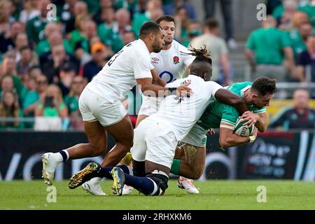 L'Irlandais Hugo Keenan (à droite) est affronté par l'Anglais Maro Itoje et ses coéquipiers lors du match de la Summer Nations Series à l'Aviva Stadium, Dublin. Date de la photo : Samedi 19 août 2023. Banque D'Images