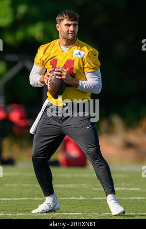 19 août 2023 : le quarterback Sam Howell (14) des Washington Commanders dans les exercices pendant la pratique du camp d'entraînement des Washington Commanders au Centre d'entraînement OrthoVirginia à Ashburn, en Virginie Reggie Hildred/CSM Banque D'Images