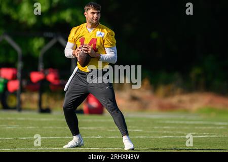 19 août 2023 : le quarterback Sam Howell (14) des Washington Commanders dans les exercices pendant la pratique du camp d'entraînement des Washington Commanders au Centre d'entraînement OrthoVirginia à Ashburn, en Virginie Reggie Hildred/CSM Banque D'Images