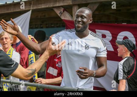 Horley, Royaume-Uni. 19 août 2023. Stormzy célèbre sa victoire 0-1 lors du match du tour préliminaire de la coupe FA Cup Horley Town FC vs AFC Croydon Athletic Emirates à New Defence, Horley, Royaume-Uni, le 19 août 2023 Credit : Every second Media/Alamy Live News Banque D'Images