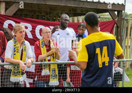 Horley, Royaume-Uni. 19 août 2023. Stormzy célèbre sa victoire 0-1 avec ses fans et ses joueurs lors du match du tour préliminaire de la coupe FA de Horley Town FC vs AFC Croydon Athletic Emirates à New Defence, Horley, Royaume-Uni, le 19 août 2023 Credit : Every second Media/Alamy Live News Banque D'Images