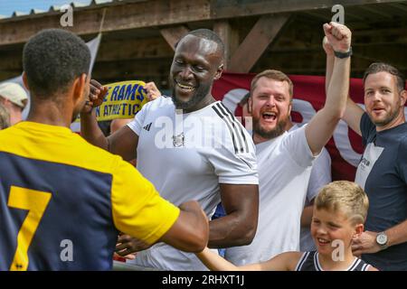 Horley, Royaume-Uni. 19 août 2023. Stormzy célèbre avec les joueurs et les fans après avoir remporté 0-1 lors du match de tour préliminaire Horley Town FC vs AFC Croydon Athletic Emirates FA Cup à New Defence, Horley, Royaume-Uni le 19 août 2023 Credit : Every second Media/Alamy Live News Banque D'Images