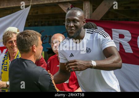 Horley, Royaume-Uni. 19 août 2023. Stormzy célèbre avec les fans joueurs lors du match de la ronde préliminaire de la coupe FA Cup Horley Town FC vs AFC Croydon Athletic Emirates à New Defence, Horley, Royaume-Uni le 19 août 2023 Credit : Every second Media/Alamy Live News Banque D'Images